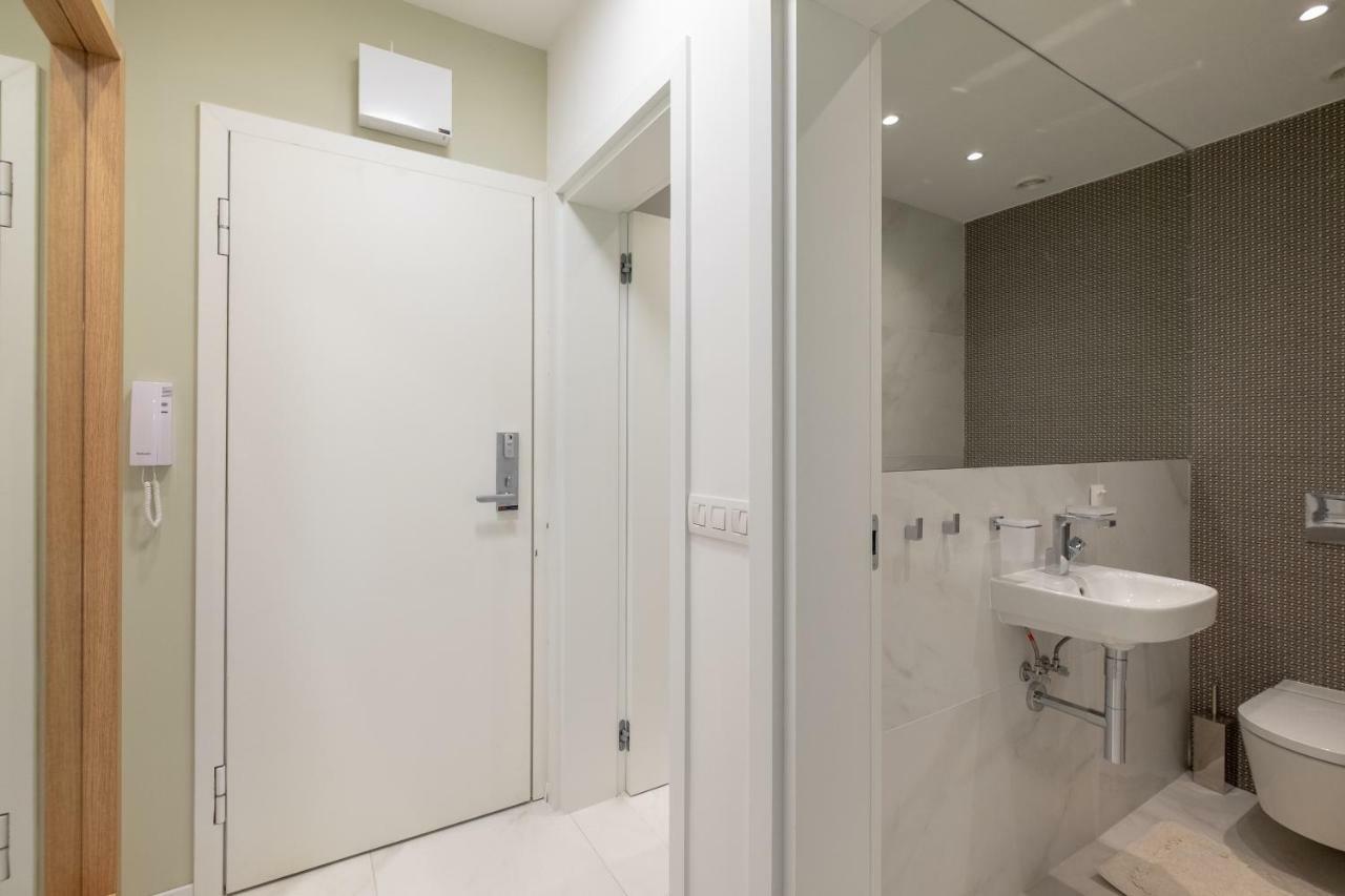 Vitosha Blvd Luxury 2-Bedroom, 2-Bathroom With Balcony Sofia Exteriör bild